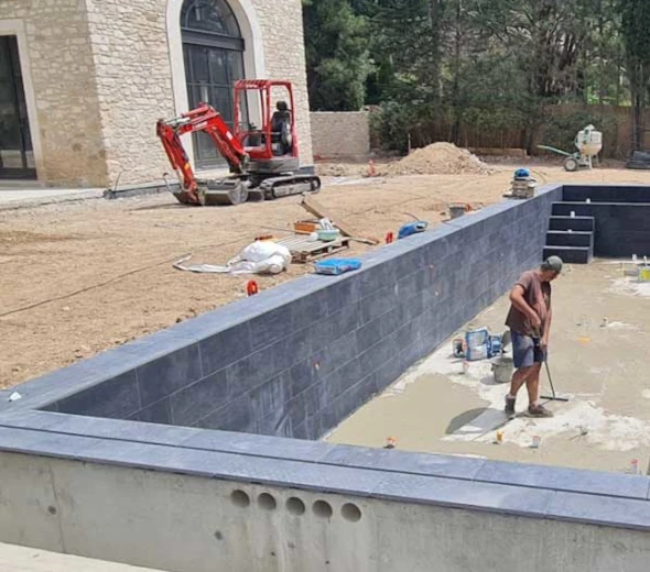 Construction de piscine en béton armée sur mesure par Nuances de Bleu