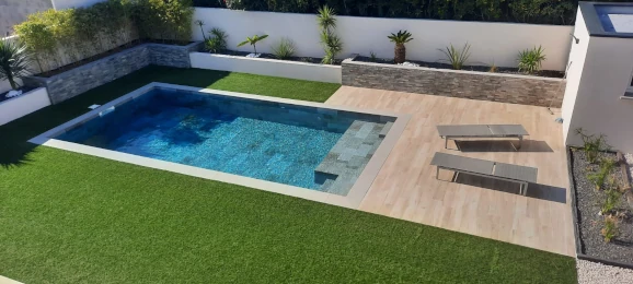 Micro-piscine dans un petit jardin