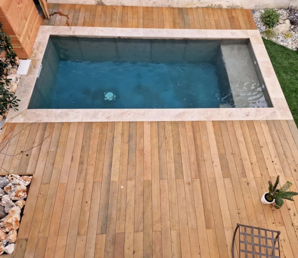 Micro-piscine dans un petit jardin