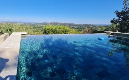 Piscine à débordement avec vue