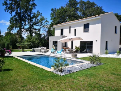 Piscine miroir contemporaine
