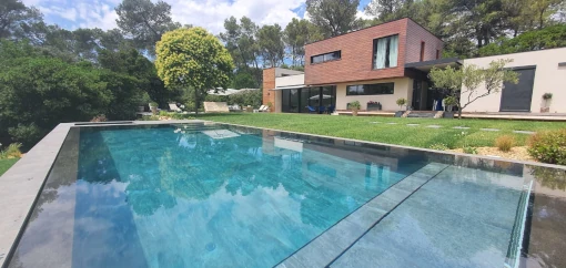 Piscine miroir contemporaine