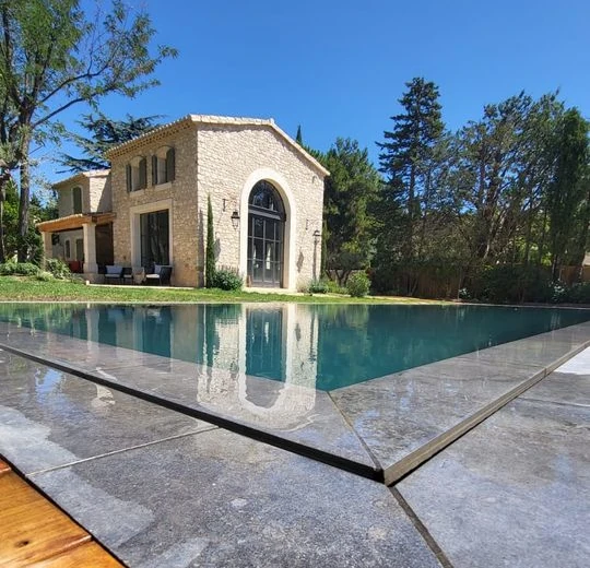 Piscine miroir avec ligne d’eau affleurante