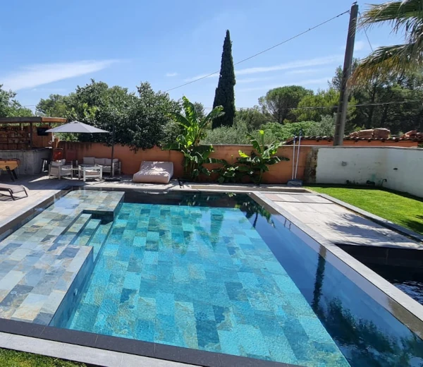 Piscine en verre avec paroi vitrée