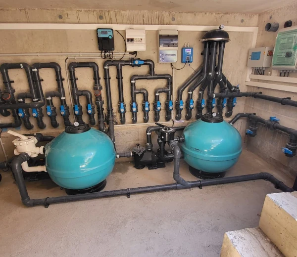 Local technique de piscine avec système de filtration et équipements hydrauliques