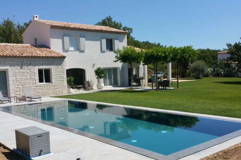 Piscine familiale sur mesure avec terrasse et jardin