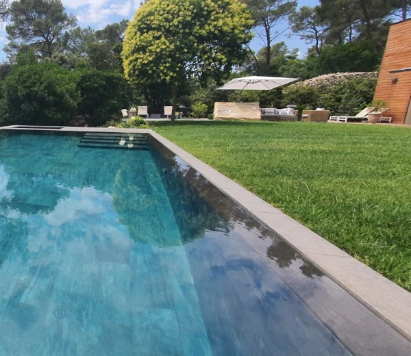 Piscine sur mesure intégrée dans un jardin méditerranéen dans le Gard